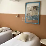 De La - Hotel 2*
